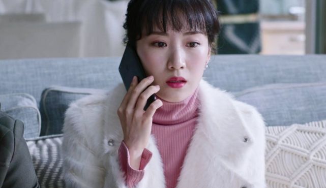 二嫂朱丽的扮演者是李念,李念《蜗居》海藻一角已经成为经典小三的