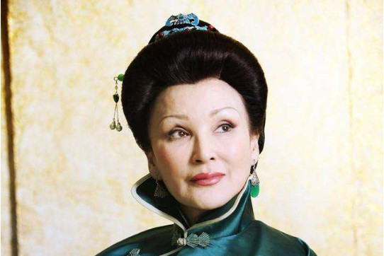 夏台凤是一位台湾演员,从小她就展现出了在音乐上那无与伦比的天赋.