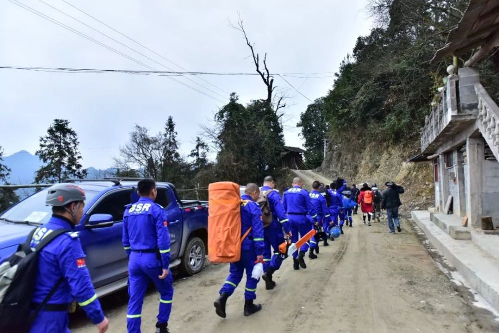 后勤:谭欣,酉阳队5人,咸丰队4人 3月15日09:00 所到之处两边都是几百