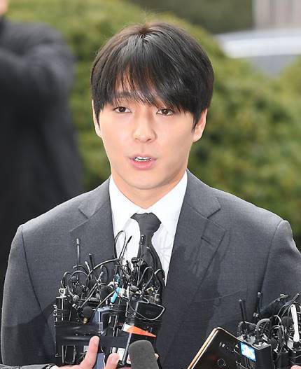 崔钟训现身首尔警厅接受调查,鞠躬道歉:对引起的争议非常抱歉