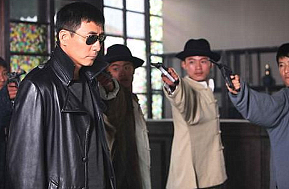 燕双鹰为什么有"子弹打不中"技能?看到他的黑皮衣后,瞬间懂了