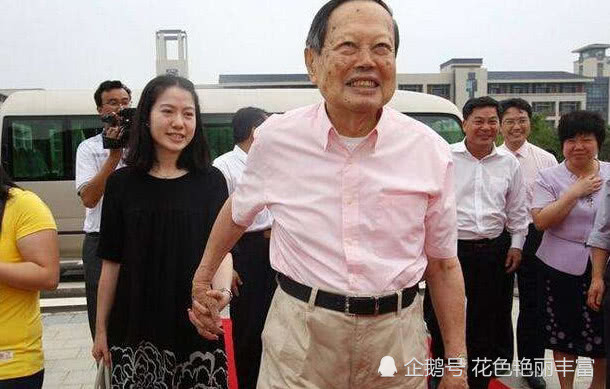 爷孙情97岁杨振宁和43岁温帆近照曝光,像极了爱情.