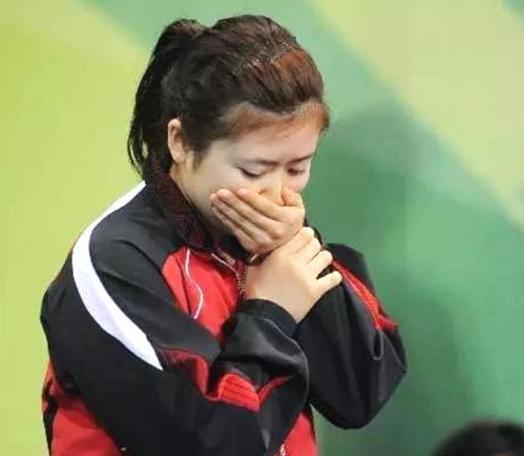 小时候的福原爱,在自己的家乡打球,打不过对手就开始哭鼻子,边哭边