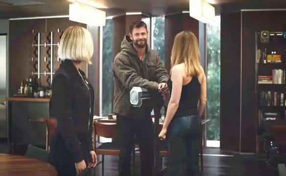 复联4最新预告,雷神一锤子飞来,惊奇队长面不