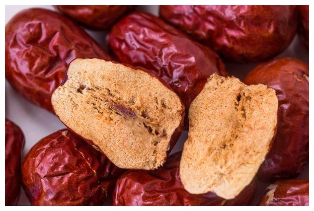 黑心商家用硫磺熏制红枣,如何分辨?一看二剥三品尝