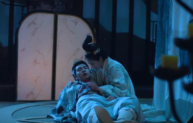 在李承鄞受伤昏迷的日子里,小枫日夜守护在他的床前,直到眼泪都流不