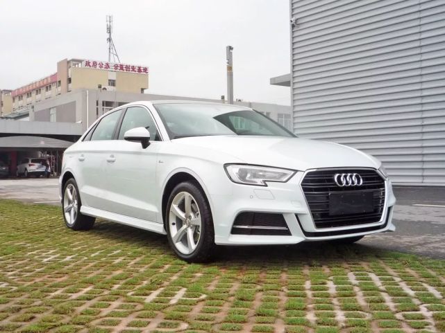 公路现身外八字奥迪豪车众人纷纷拍照网友路滑劈叉了