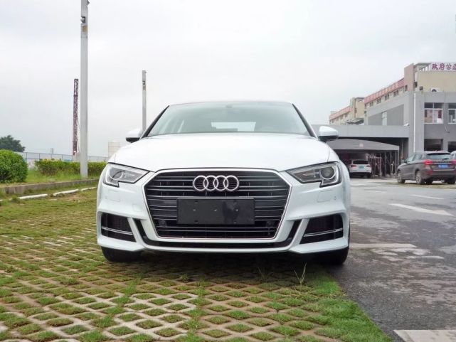 公路现身"外八字"奥迪豪车众人纷纷拍照,网友:路滑,劈叉了!