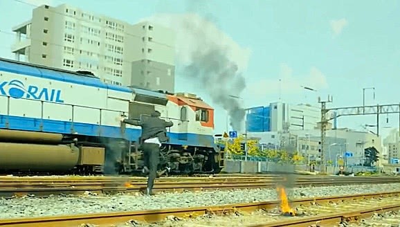 釜山行:常务在铁路崴脚后,为何还能奋起直追火车?原因笑到抽筋