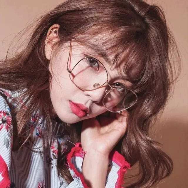 1,高鼻梁 高鼻梁的女孩带上眼镜能够很好的衬托出你的优势,提高自己的