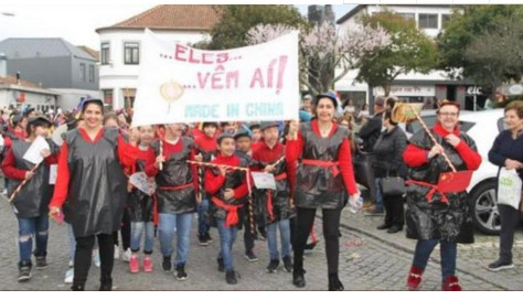 葡萄牙狂欢节出现辱华标语,中国游客愤怒,当地