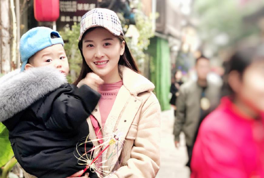 嘎子哥谢孟伟宣布生二胎三年抱俩娃老婆才22岁