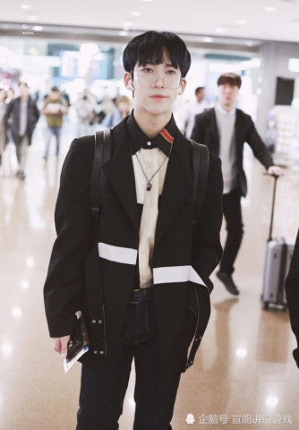 乐华7子现身机场justin可爱,范丞丞呆萌,朱正廷优雅帅气