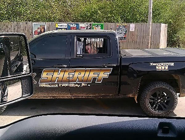 女星因丈夫家暴报警,警察在其家中发现毒品夫