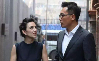 黄日华外出逛街,身材发福没有往日"乔峰"风采,大肚腩明显