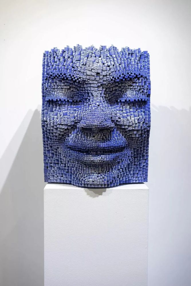 两副面孔 | 色彩斑斓的像素化木雕,揭示了人类精神的复杂性