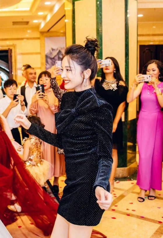 古力娜扎在闺蜜婚礼上跳舞,身材引起了所有人注意