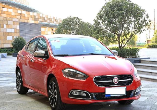 分享一款菲翔高清汽车图片,车身构造协调有序,沉稳大气线条运动