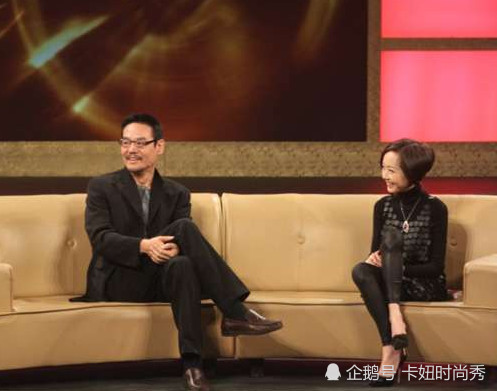 有一种坐姿叫"鲁豫坐",虽然很简单,却只有瘦子才能做到!