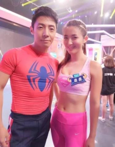 撒贝宁和洋媳妇亲密同框,外国人衰老太快,呈现