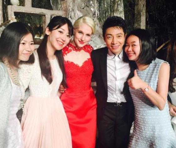 撒贝宁和洋媳妇亲密同框,外国人衰老太快,呈现