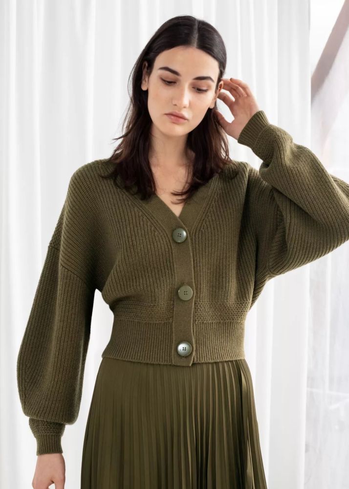 常规的奶奶衫配上不规则半裙,level 瞬间就上了几层