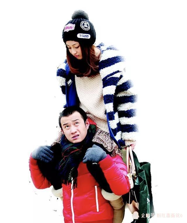 姚笛生日晒自拍,手捧鲜花比耶少女感满满,婚戒抢镜被怀疑已结婚