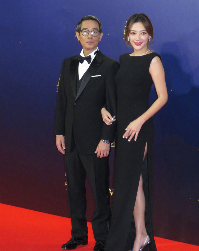 陈小春用废纸当西装口袋巾，山鸡哥超接地气