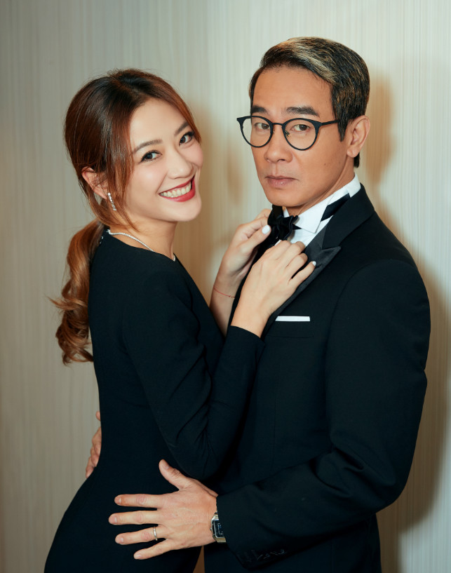 陈小春用废纸当西装口袋巾，山鸡哥超接地气