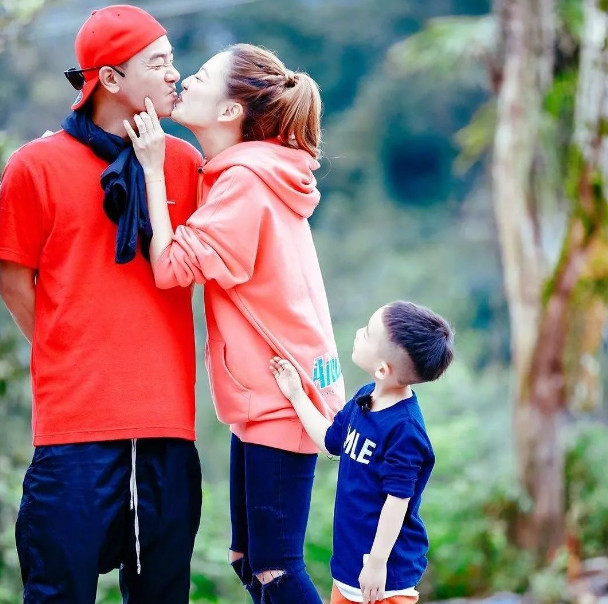 陈小春用废纸当西装口袋巾，山鸡哥超接地气