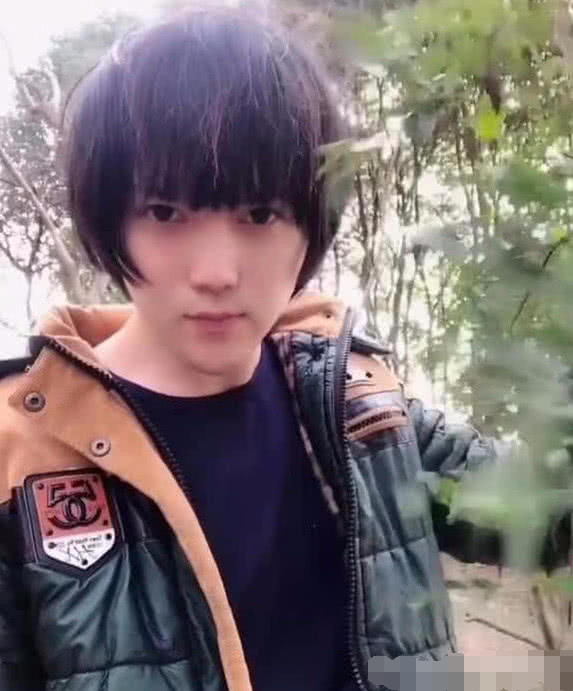 "葬爱家族"的大皇子最近很火,让我们再一次的喜欢上了非主流