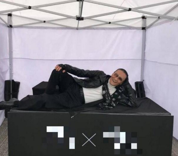 谢霆锋香港开唱造型不一般,老爸实力捧场,歌