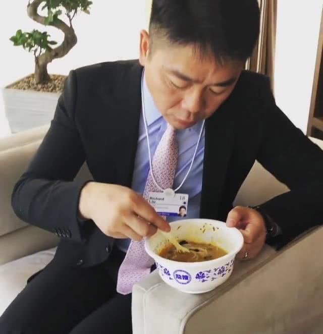 马云的布鞋,刘强东的泡面:亿万富豪们的日常生活都是怎样的?