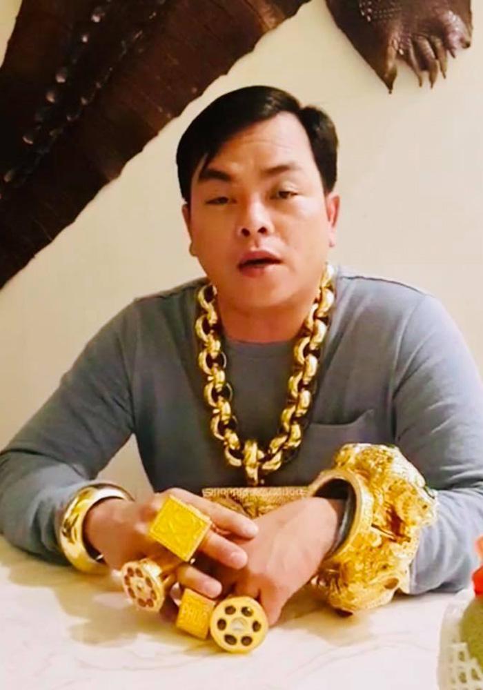 越南网红黄金哥生病了!到了医院医生却不给他看病,只给了个建议