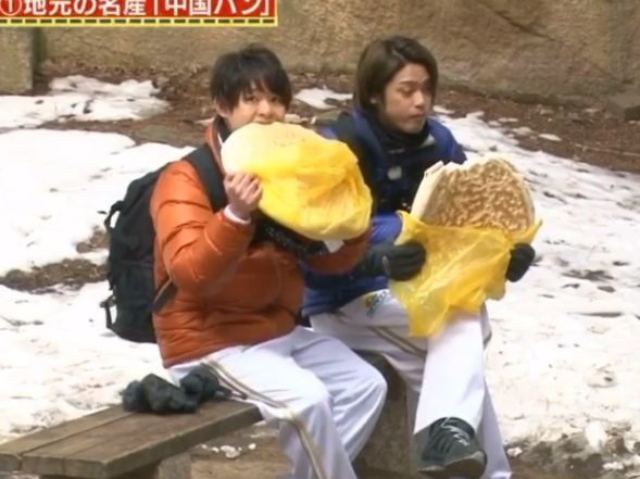 吃饼表情包:节目组在房间里放入十件巧克力制作的逼真物品,艺人们只能