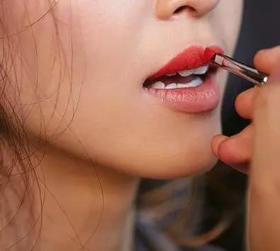 你的口红抹成什么形状了?通过口红就能测出你的性格,很准!