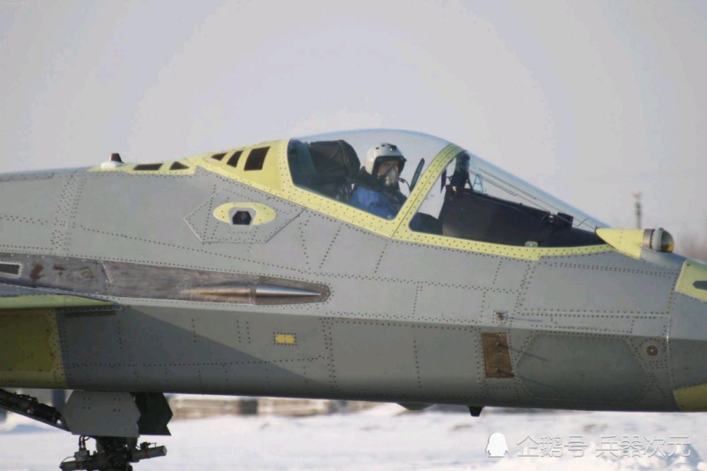 苏57机炮测试照曝光,机体表面做工粗糙不堪,比歼20差远了