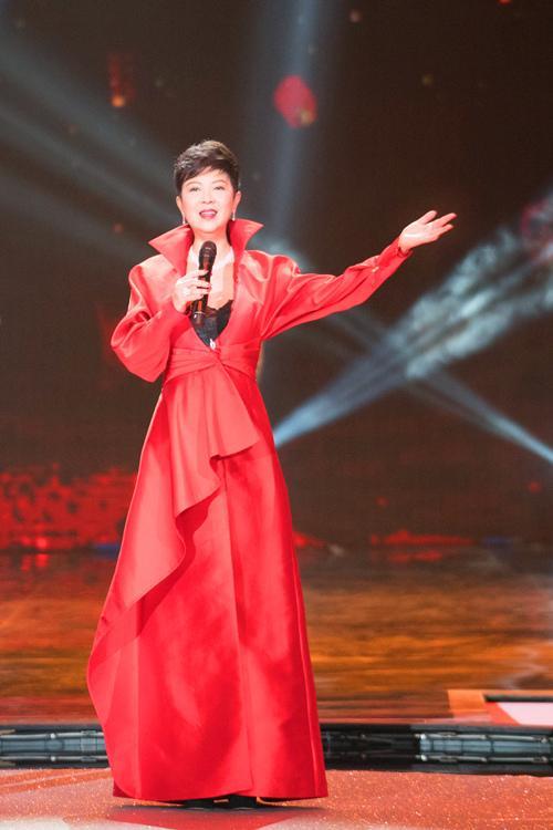 9次登上春晚的歌唱家,被男友"骗财骗色",53岁凄惨患抑郁症