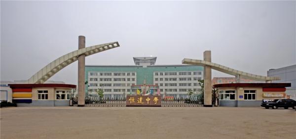 因为手机在上课期间响了,山西晋中太谷县恒达中学的初三学生小哲被