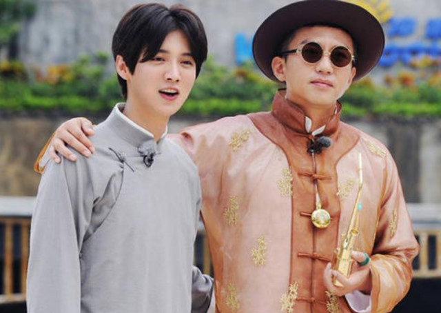 鹿晗打球换鞋,关晓彤帮忙系鞋带,安静的像一个