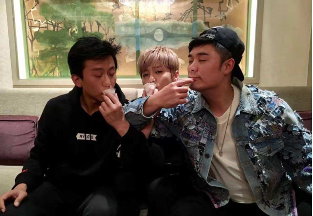 鹿晗打球换鞋,关晓彤帮忙系鞋带,安静的像一个