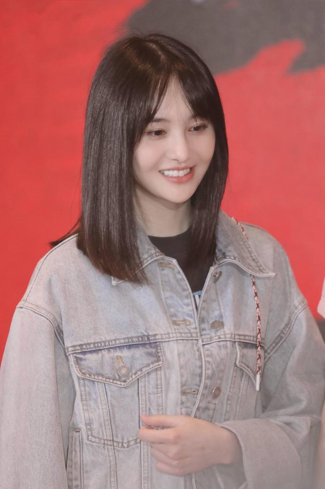 郑爽出山,携新剧《青春斗》亮相!怎样get同款少