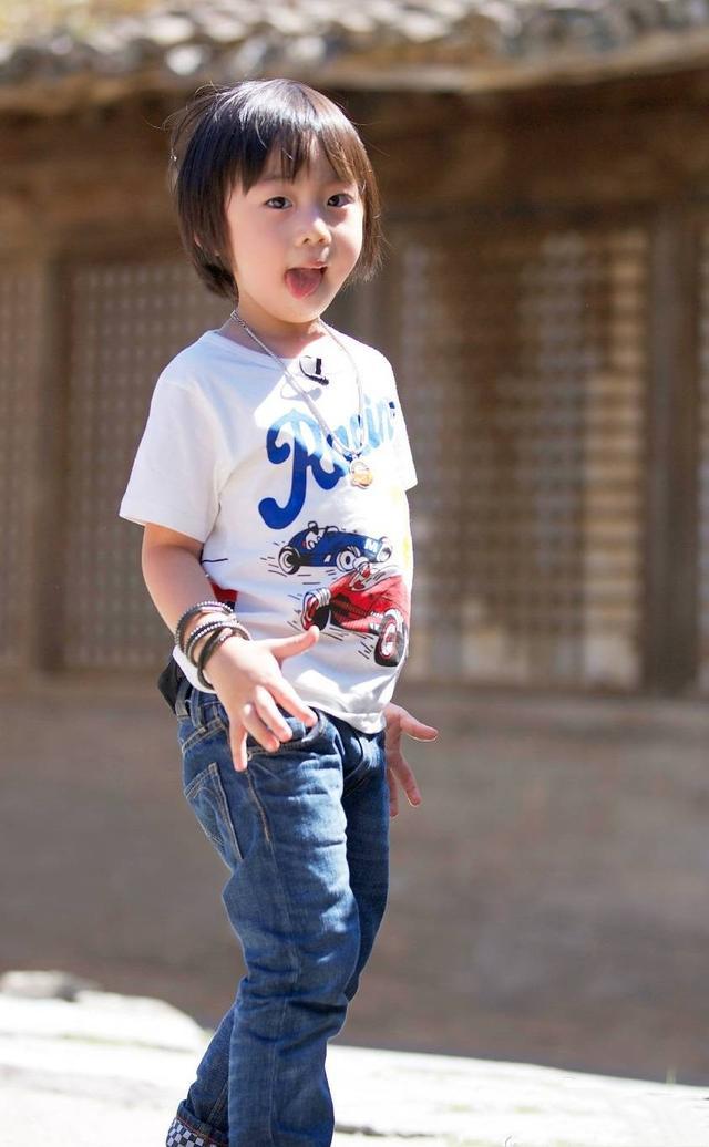 陈若仪晒五年前kimi学游泳面容清秀四肢纤长和弟弟们一样可爱