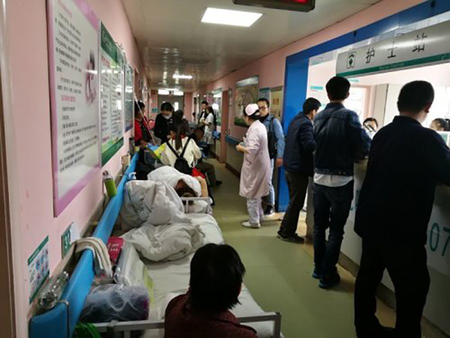 2016年10月,山东一公立医院,在产科的四个病区,病房,楼道已完全被住院