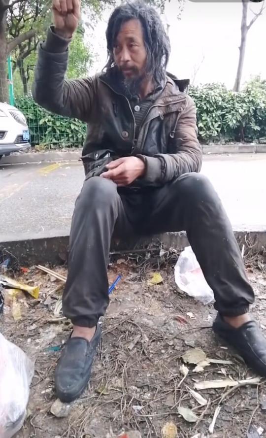 快手"鬼才乞丐哥"爆红网络,网友:大师在流浪,小丑在殿堂