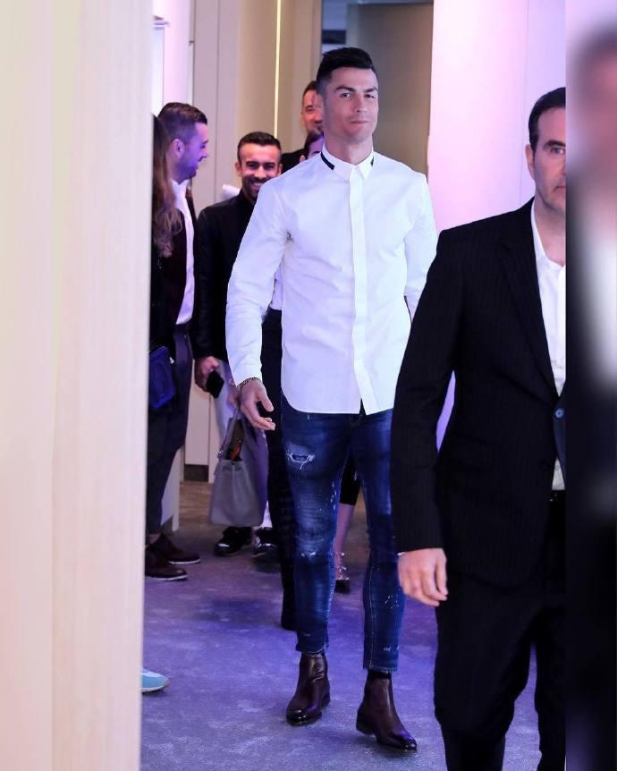 c罗一袭白衬衫帅气现身马德里 网友:是初恋的感觉