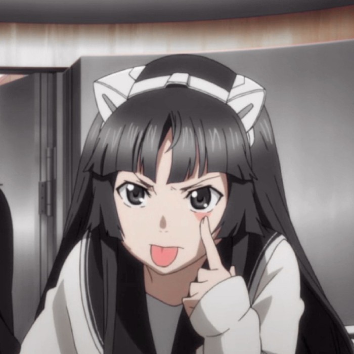 动漫女生头像:我像个路人看着你的生活,你的喜怒哀乐全不是为我