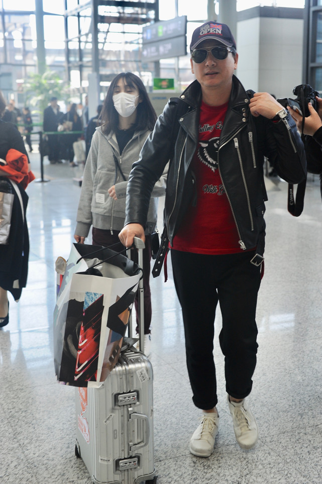 郑爽一家三口现身机场,爸爸年轻帅气,妈妈霸气十足