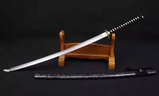 日本武士刀有部分人认为是源自于日本本土的蕨手刀.