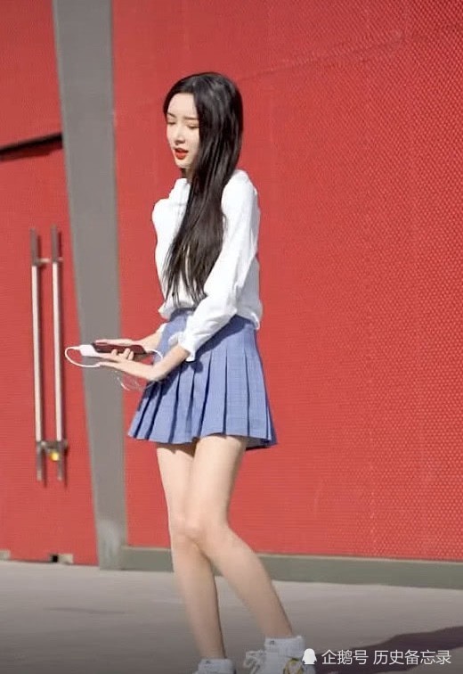抖音爆火的女装大佬艾比,在马路上跳舞,网友:这得逼死多少女生